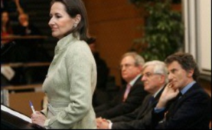 La candidate socialiste, Ségolène Royal, a annoncé dimanche à l'AFP "une nouvelle organisation" de sa campagne, à la veille d'un "grand oral" sur TF1 et alors que les sondages, depuis la mi-janvier, la donnent régulièrement battue par Nicolas Sarkozy.