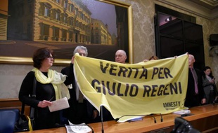 Paola Regeni (g) et Claudio Regeni (d) demandent la "vérité pour Giulio Regeni", leur fils, étudiant italien supplicié au Caire, lors d'une conférence de presse du sénateur Luigi Manconi (c), à Rome le 29 mars 2016