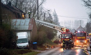 Les pompiers luttent contre l'incendie d'une maison le 10 mars 2015 à Saint-Jans-Cappel dans le Nord