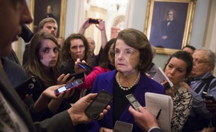 La sénatrice démocrate Dianne Feinstein répond aux journalistes, le 9 décembre 2014 à Washington, à propos du rapport sur la torture par la CIA publié par la commission du renseignement du Sénat américain qu'elle préside