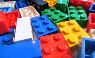 Une habitante de Castres lance un appel aux dons de briques Lego afin de construire des rampes d'accès pour les personnes en fauteuil roulant.