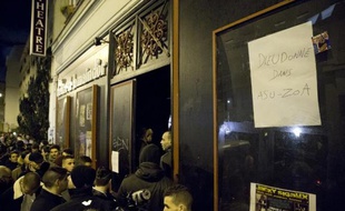 La police a perquisitionné mardi des propriétés de Dieudonné ainsi que le Théâtre de la Main d'Or, à Paris, où se produit l'humoriste controversé, a appris l'AFP de sources proches de l'enquête.