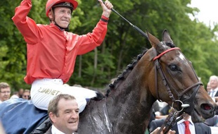 La jument française Trêve, montée par Thierry Jarnet, a remporté très facilement dimanche le 92e Qatar prix de l'Arc de Triomphe, devançant le favori japonais Orfèvre, piloté par Christophe Soumillon, et le pur-sang français Intello, confié à Olivier Peslier.