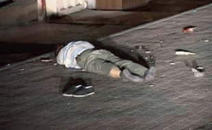 Capture vidéo montrant le corps d'un manifestant, sur le sol de la ville de Urumqi dans la province du Xinjiang, le 6 juillet 2009.