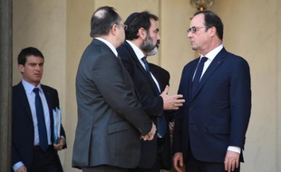 Manuel Valls, Roger Cukierman, Joel Mergui et François Hollande le 11 janvier 2015 sur le perron de l'Elysée à Paris