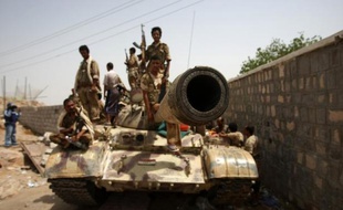 Un attentat suicide a ensanglanté la ville de Jaar quelques jours après une attaque contre l'armée, faisant craindre un retour d'Al-Qaïda dans les centres urbains du sud du Yémen où un déploiement des forces de sécurité se fait attendre.