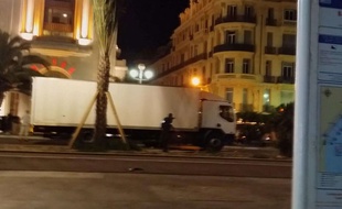 Nice (Alpes-Maritimes), le 14 juillet 2016. La police s'approche du chauffeur du camion qui a foncé dans la foule réunie sur la Promenade des Anglais.