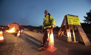 Des « gilets jaunes » occupent une route à Dions, le 11 décembre.
