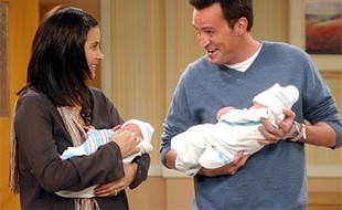 Chandler et Monica, heureux parents de jumeaux dans la saison 10 de «Friends».