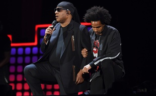 Stevie Wonder et son fils Kwame Morris lors d'un concert à New York le 23 septembre