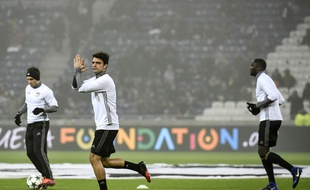Clément Grenier, ici à l'échauffement avant le match de Ligue des champions face à Séville, n'a jamais été titulaire lors de la première partie de saison avec l'OL.