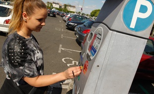 NANTES, le 26/05/2013 Une femme paye au parking gloriette