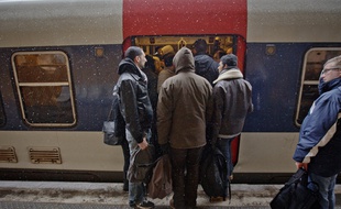 Gentilly le 12 mars 2013. Illustration neige mauvais temps intemperies a Paris et en region parisienne. Station de RER sous la neige. Perturbations dans les transports.