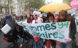 Des milliers de manifestants ont défilé à Paris pour une «réelle égalité femmes-hommes» le 17 octobre.