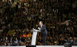 Après avoir réussi dimanche l'épreuve de son premier grand meeting de campagne, François Hollande s'attelait lundi à la présentation de son programme présidentiel prévue jeudi, tandis que l'UMP dénonçait un candidat des "années 1980", loin des "priorités des Français".