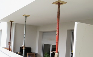 Des étais ont été posés sur 26 balcons de la résidence, dont certains menacent de s'effondrer.