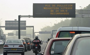 Le gouvernement, confronté à la menace de lourdes amendes européennes en raison de la mauvaise qualité de l'air, a présenté mercredi une série de mesures "d'urgence", dont l'une vise à bannir des routes les véhicules les plus polluants lors des pics de pollution.