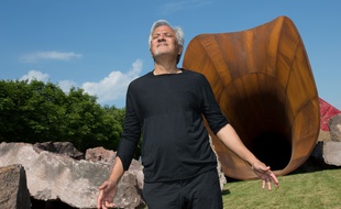 Anish Kapoor devant Dirty Corner, à Versailles, le 5 juin 2015.