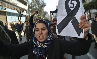 Plusieurs centaines de manifestants se sont réunis dans les rues d'Alger ce vendredi 22 février contre un 5e mandat d'Abdelaziz Bouteflika.