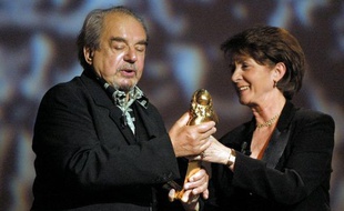 Catherine Tasca remettant le Molière d'honneur à Gabriel Monnet, le 07 mai 2001 au théâtre Marigny à Paris