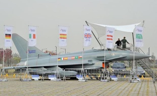 Le consortium européen Eurofighter a signé une lettre d'intention avec le Koweit pour lui vendre 28 avions de combat européen, dont quatre en option, indique le journal numérique économique La Tribune.
