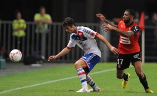 Le chemin de croix continue pour le milieu offensif de l'Olympique lyonnais, Yoann Gourcuff, victime d'une entorse au genou droit samedi en début de match contre Troyes et qui sera indisponible entre six semaines et trois mois, même s'il évite l'opération.
