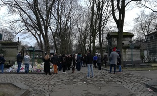 De nombreux badauds sont venus sur la tombe de France Gall le 13 janvier 2018, au lendemain de son inhumation au cimetière de Montmartre.