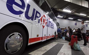 Illustration: Des passagers montent dans un autocar de la compagnie Eurolines à Bagnolet, près de Paris, le 4 juin 2012.