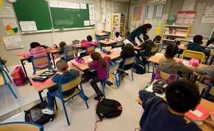 Illustration d'une classe, dans une école élémentaire.