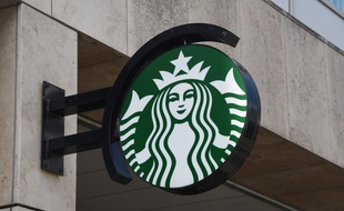Une enseigne Starbucks