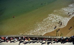 Des milliers de personnes ont formé dimanche 10 juin une chaîne humaine pour manifester en faveur de l'autodétermination du pays basque espagnol.
