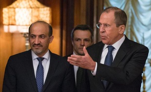 Le chef de l'opposition syrienne a tenté mardi de persuader le ministre russe des Affaires étrangères de faire pression sur le régime de Damas, dont Moscou est l'allié, afin qu'il accepte la mise en place d'un gouvernement de transition.