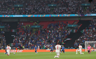 Les Italiens et les Anglais agenouillés lors de la finale de l'Euro.