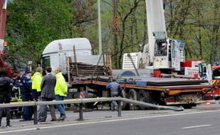 Le chauffeur du semi-remorque à l'origine de l'accident qui a fait quatre morts vendredi à Chambéry, a été mis en examen dimanche "pour homicides involontaires" et écroué, a-t-on appris auprès du parquet.