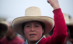 Des Incas aux géants miniers modernes, l'or a façonné l'histoire de Cajamarca, dans les Andes du nord Pérou. Mais c'est l'eau, rationnée depuis des mois, qui est au coeur des préoccupations, de la colère contre un méga-projet minier, perçu comme une menace hydrique de trop.