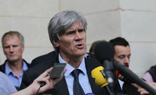 Stéphane Le Foll, ministre de l'Agriculture, parle aux journalistes après sa réunion avec des agriculteurs à la préfecture de Caen, le 21 juillet 2015