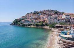 Une touriste disparaît sur une plage de Grèce… à côté de son mari