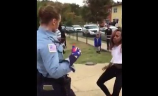 Une policière de Washington désamorce les tensions en dansant.