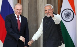 Le Premier ministre indien Narendra Modi (d) avec Vladimir Poutine lors d'une visite du président russe à New Delhi, au cours de laquelle a été annoncée la construction de 10 nouveaux réacteurs nucléaires en Inde, en collaboration avec la Russie