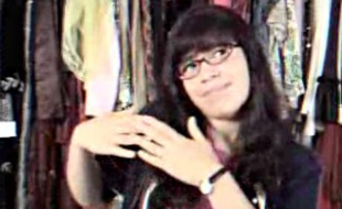 America Ferrera alias «Ugly Betty» en pleine imitation de Madonna.
