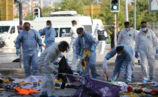 Les enquêteurs sur les lieux du double attentat à Ankara, le 10 octobre 2015