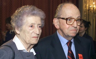 Les honneurs militaires seront rendus à Raymond Aubrac, décédé mardi à 97 ans, lors d'une cérémonie "publique" qui se déroulera lundi à partir de 10h00 dans la cour d'honneur de l'Hôtel national des Invalides, a annoncé sa famille.