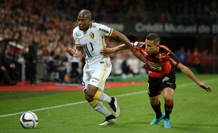 Le Lillois Djibril Sidibé à la lutte avec le Rennais Mehdi Zeffane, le 18 septembre 2015.