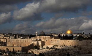 Une roquette tirée de Gaza est tombée vendredi dans une zone inhabitée du bloc de colonies du Goush Etzion, en Cisjordanie, près de Jérusalem, sans faire de blessé ni de dégâts majeurs, a indiqué une porte-parole de la police israélienne.