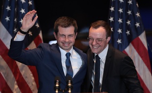 Pete Buttigieg, avec son mari Chasten, annonce qu'il se retire de la course à l'investiture démocrate, à South Bend (Indiana) le 1er mars 2020.