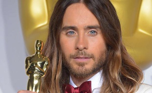 L'acteur Jared Leto pose avec son Oscar du meilleur acteur dans un second rôle, dans Dallas Buyers club, le 2 mars 2014.