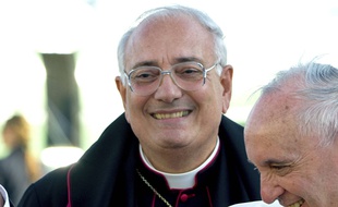 Nicholas DiMarzio au côté du pape François, en 2015