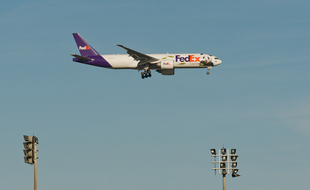 Un avion en plein vol