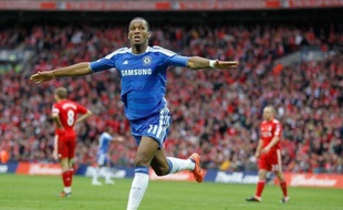 Chelsea s'est offert la Coupe d'Angleterre en battant Liverpool 2 à 1, samedi à Wembley, deux semaines avant de tenter un fameux doublé en finale de la Ligue des champions à Munich face au Bayern