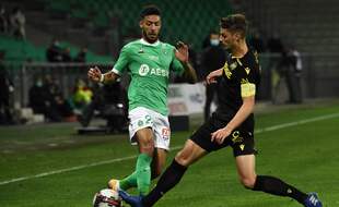 Ici au duel avec le Nantais Andrei Girotto, Denis Bouanga n'a pas su mettre hors de portée la défense des Canaris mercredi. JEAN-PHILIPPE KSIAZEK